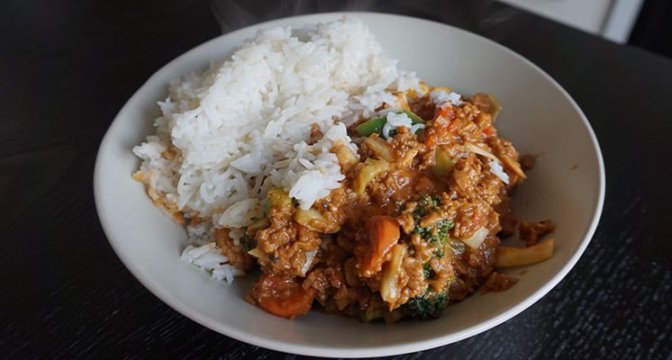 Minced-Meat-or-Soy-With-Rice,-Tikka-Masala-Sauce-&-Veggies